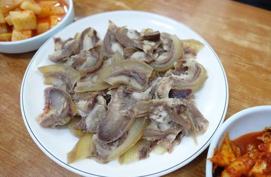 ‘땡땡거리 형제옥’에서 지난 24일 점심에 먹은 소머리고기 수육(중/2만원). 다양한 부위가 고루 늘어갔고 값에 비해 양도 실하다.