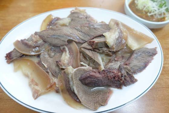 지난달 9일 점심 때의 수육 소(1만5000원). 우설·볼살 등 소머리고기가 고루 들어있다.