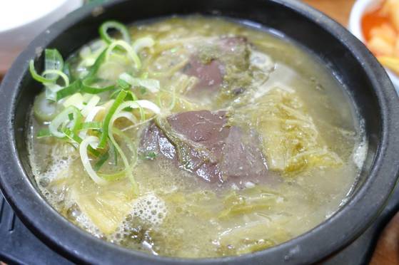 형제옥 음식 중 가장 자주 먹는 소뼈해장국. 선지 덩이 아래 살이 두툼하게 붙은 등뼈 토막이 두어 개 들어있다.