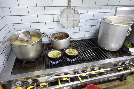 화구에서 해장국 두 뚝배기가 끓고 있다. 큰 냄비와 통에서는 해장국과 설렁탕 국물이 데워지고 있다. 해장국은 한 냄비가 다 팔리면 다음날에나 먹을 수 있다.