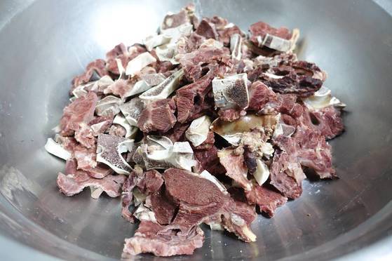 소뼈해장국에 들어갈 살이 붙은 등뼈 토막들.