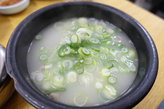 형제옥의 대표 상품 설렁탕. 소 양지·머리·도가니·사골·잡뼈를 14시간에 걸쳐 달인 진국이다.