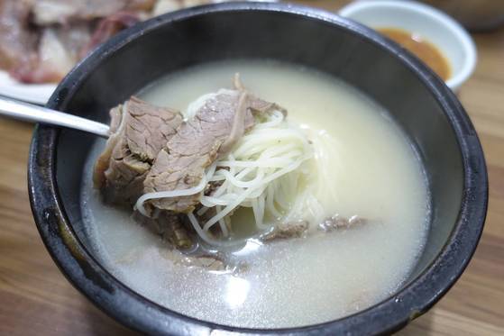형제옥 설렁탕에는 길게 자른 양지수육 5~6점과 소면이 들어있다.