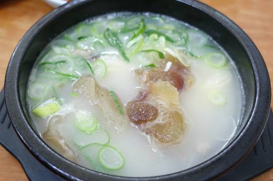 먹은 기억이 별로 없는 도가니탕을 취재를 위해 먹어봤다. 설렁탕 국물에 양지 수육 대신 도가니가 들어간 것만 달랐다. 여주인에게 도가니에 대해 물으려 하자 “그거 진짜 뼈도가니 아녀”라며 손사래를 쳤다. 이 집의 정직함이 느껴졌다.