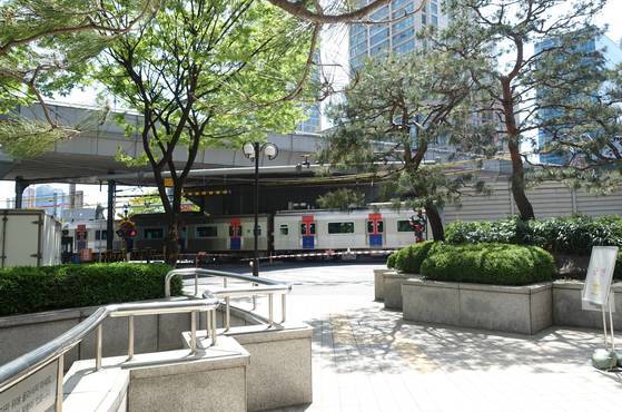 ‘땡땡거리 형제옥’이 1993년까지 39년 동안 성업하던 자리를 임광빌딩 화단과 느티나무·소나무들이 차지하고 있다. 서소문건널목 옆이라 하루에도 열차가 수백 편 오가기 때문에 종일 ‘땡땡땡’ 소리가 그치지 않았다.