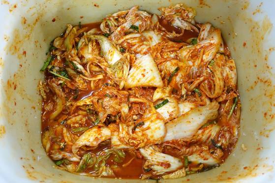 김치는 하루 쓸 만큼만 매일 담가 하루 밤을 재워서 쓰기 때문에 맛이 늘 일정하다.