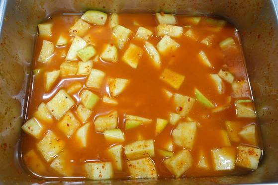 형제옥 깍두기는 물이 많다. 무 자체에서 생긴 물이다. 여주인은 맛 시원하고 몸에도 좋으니 많이 먹으라고 권한다.