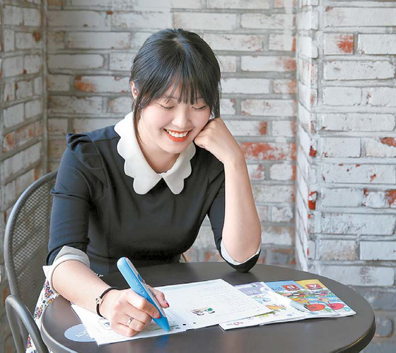 윤단비씨가 직장 인근 한 카페에서 점심시간을 이용해 학습지로 공부를 하고 있다. [사진 교원구몬]