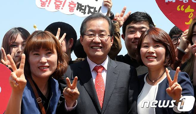 홍준표 자유한국당 대선후보가 29일 부산 강서구 김해공항 하늘정원에서 경남지역 공약을 발표한 뒤 지지자들과 2번을 외치고 있다. 2017.4.29/뉴스1 © News1 박지혜 기자