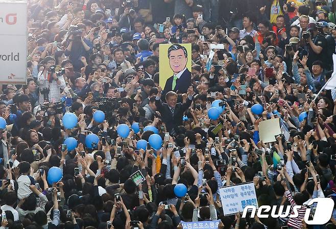 문재인 더불어민주당 대선 후보가 29일 광주 동구 충장로 우체국 사거리에서 열린 집중유세에서 지지자들의 환호에 두 팔 벌려 화답하고 있다. 2017.4.29/뉴스1 © News1 허경 기자