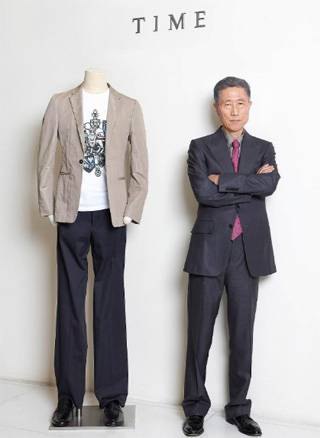 정재봉 회장이 한섬에서 일할 때 대표 브랜드 중 하나였던 타임 옴므 의상 옆에서 찍은 사진.