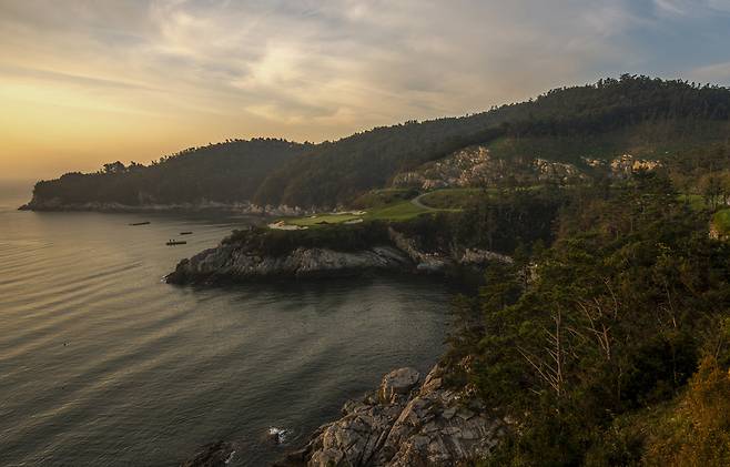 사우스케이프 골프장은 기암절벽으로 둘러싸인 해안을 따라 18홀이 있다. 미국 유명 골프장인 캘리포니아 페블비치 코스와 종종 비교된다.