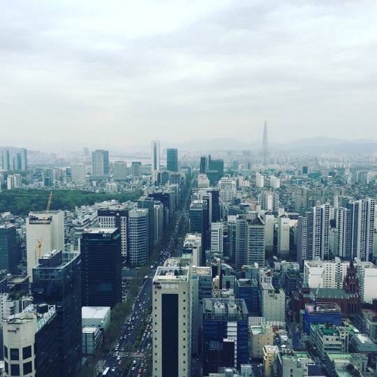 강남파이낸스센터 상층부에서 바라본 테헤란로 전경. 멀리 잠실역 인근에 위치한 국내 최고층 빌딩인 롯데월드타워가 보인다. /사진=고병기기자