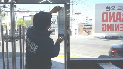 (영천=연합뉴스) 경북 영천경찰서가 최근 신체 측정표를 제작해 한 편의점 문에 설치하고 있다. [경북 영천경찰서 제공=연합뉴스]