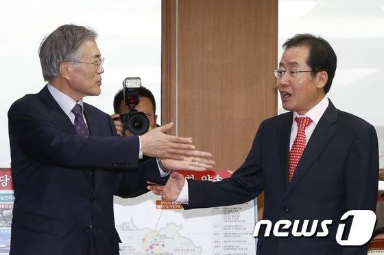 문재인 더불어민주당 대통령후보(왼쪽)와 홍준표 자유한국당 후보(자료사진) © News1 한재호 기자