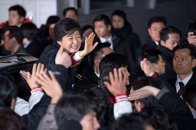 박근혜 당시 새누리당 대통령 당선인이 2012년 12월19일 밤 서울 여의도 당사를 떠나고 있다. ⓒ 시사저널 최준필