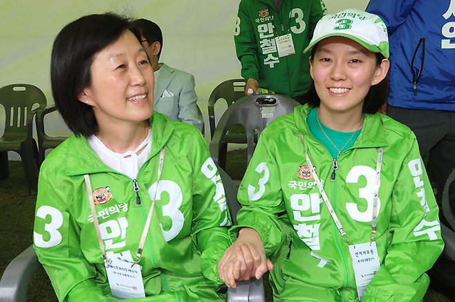 국민의당 안철수 대선후보의 부인 김미경 교수(왼쪽)가 4월30일 오전 광주 서구 풍암생활체육광원에서 열린 광주매일신문 주최 건강걷기대회에 딸 안설희 씨와 함께 참석해 손을 잡고 있다. ⓒ 사진=연합뉴스