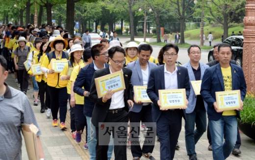 세월호특별법 개정 입법청원서 들고 앞장 선 박주민(앞줄 맨 왼쪽) 더불어민주당 의원 - 세월호 유가족들이 지난 8일 오전 서울 여의도 국회에서 세월호특별법 개정 입법청원을 하기 위해 박주민(앞줄 맨 왼쪽) 더불어민주당 의원과 함께 본청으로 들어서고 있다. 강성남 선임기자 snk@seoul.co.kr