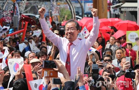 홍준표 자유한국당 대선후보가 4일 오전 경북 안동 중앙로를 찾아 지지자들에게 인사하고 있다. 2017.5.4/뉴스1  <저작권자 &copy; 뉴스1코리아, 무단전재 및 재배포 금지>