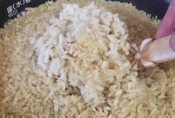 옻물밥: 옻순비빔밥을 하려고 옻물로 지은 밥.