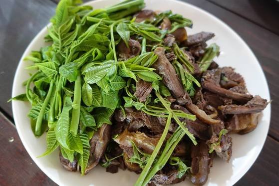 옻순구육: 옻순과 개고기 수육이다. 찬반이 있겠으나 옻과 개는 오래 전부터 우리 민족이 해 먹던 전통음식이다. 특히 이북 지역에서는 이 두 가지가 가장 궁합이 잘 맞는다고 생각해 많이 해 먹었다. 이날 옻 음식을 만든 박기영 시인의 아버지는 평안도 맹산 포수 출신이다.