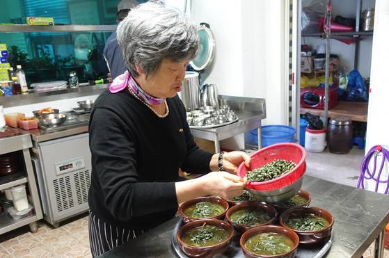 다슬기 살 꾸미: 다슬기를 해감하고 씻은 다음 된장 풀어 삶아낸다. 다슬기는 건지고 국물은 주문이 있을 때마다 덜어서 아욱 넣고 끓여 ‘올갱이국’을 만든다. 삶은 다슬기는 온 식구가 오전 내내 바늘로 살을 발라낸다. 아욱국이 끓으면 뚝배기에 퍼 담고 발라 둔 살을 꾸미로 얹는다.