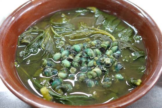 올갱이 국: 다슬기 국이 맞는 말이지만 이 집 상호가 ‘미락올갱이’이니 올갱이 국으로 부를 수밖에 없다. 구수한 시골된장국에 녹아 든 다슬기의 시원함과 매끈한 아욱이 어울려 한 뚝배기 하면 마신 적 없는 술도 깰 듯 수더분한 감칠맛이 일품이다.