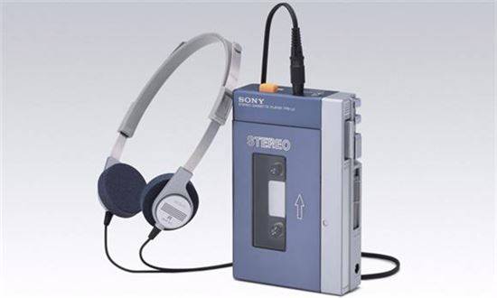 소니는 1979년 발매한 세계 최초의 휴대용 카세트 테이프 플레이어 TPS-L2. 가디언즈 오브 갤럭시2의 주인공 피터 퀼이 사용하는 모델이다.