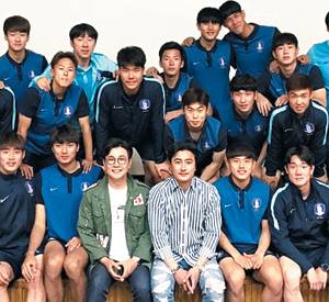 지난 4일 밤 경기도 파주 NFC에서 기념사진을 찍은 안정환(아랫줄 우측에서 세번째)과 U-20 대표팀 선수단. 안정환은 이날 선수들에게 2002 한·일월드컵 당시 경험에 대해 특별 강연을 했다. /대한축구협회