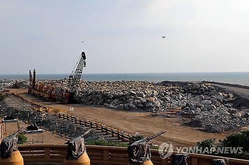 중국이 ‘진주목걸이 전략’의 주요 거점으로 추진해 온 스리랑카 콜롬보항 개발 사업이 2015년 스리랑카의 정권 교체로 중단됐다가 1년 만에 재개됐다. 사진은 공사가 중단된 당시 콜롬보항.콜롬보 EPA 연합뉴스