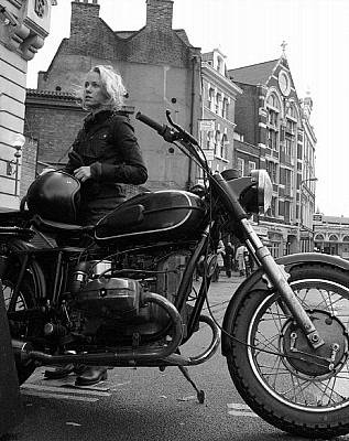 저도 모터사이클 좀 타는데...왜 때문에 나오미 왓츠만 혼자 멋지단 말입니까...OTL