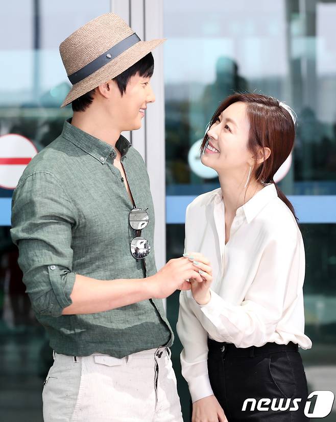 배우 이상우 김소연 예비 부부가 화보 촬영차 7일 오전 인천국제공항을 통해 비엔나로 출국하고 있다.. © News1 권현진 기자