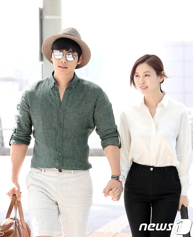 꼭 잡은 두 손. © News1 권현진 기자