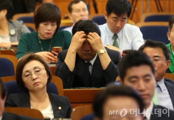 국민의당 관계자들이 9일 밤 서울 여의도 국회에서 개표방송 출구조사를 지켜보며 실망하고 있다. /사진=홍봉진 기자