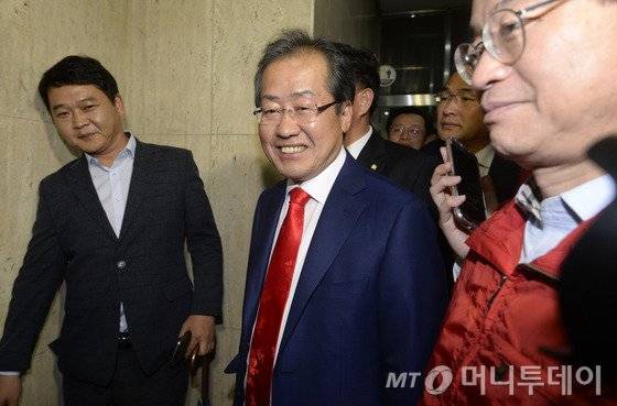 홍준표 자유한국당 대선 후보가 9일 밤 개표 결과를 보기 위해 서울 여의도 당사에 도착하고 있다. 방송3사 출구조사 결과 문재인 더불어민주당 후보가 41.4%, 홍준표 자유한국당 후보가 23.3%, 안철수 국민의당 후보가 21.8%를 기록했다. 2017.5.9/뉴스1  <저작권자 &copy; 뉴스1코리아, 무단전재 및 재배포 금지>