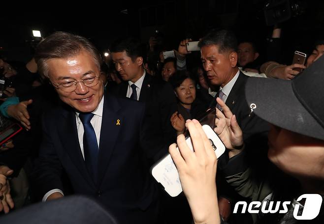 문재인 더불어민주당 대선후보가 9일 오후 서울 세종로 공원에서 열리는 시민들과 함께하는 개표방송에 참석하기 위해 홍은동 자택을 나서며 지지자들과 인사하고 있다. 2017.5.9/뉴스1 © News1 임세영 기자