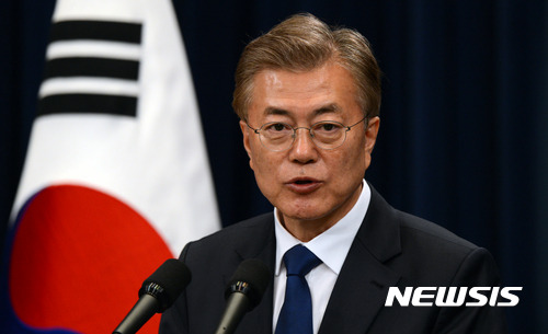 【서울=뉴시스】전신 기자 = 문재인 대통령이 10일 청와대 춘추관 대브리핑룸에서 국무총리와 국정원장 내정자, 비서실장, 경호실장 인선 발표를 하고 있다. 2017.05.10.   photo@newsis.com