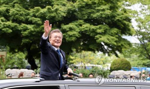 (서울=연합뉴스) 백승렬 기자 = 문재인 대통령이 10일 오전 국회에서 취임식을 마치고 청와대로 이동하며 환영하는 시민들에게 손 흔들고 있다. 2017.5.10       srbaek@yna.co.kr