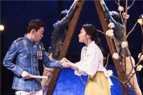 드 기슈(왼쪽)과 록산느의 대화 장면.