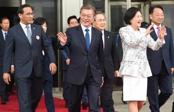 문재인 대통령과 부인 김정숙 여사가 10일 오전 서울 여의도 국회에서 취임선서식을 마치고 본청 앞으로 나서고 있다. [중앙포토]