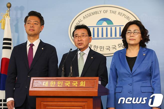 심재권 더불어민주당 사드대책특별위원회 위원장(가운데)과 김영호 의원, 유승희 의원이 12일 서울 여의도 국회 정론관에서 기자회견을 열고 불법적 사드배치 중단과 청문회 개최 및 국회비준동의를 촉구하고 있다. 2017.5.12/뉴스1 © News1 허경 기자