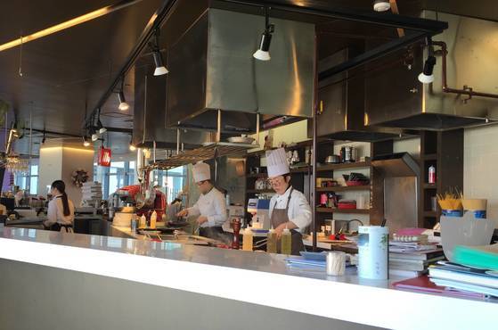 통영국제음악당 안에 있는 레스토랑 ‘뜨라토리아 델 아르테’ 주방장 시절의 김현정 셰프. 2015년 12월 거기서 처음 만난 그의 창안 요리 ‘통영 딱새우파스타’를 먹고 솜씨에 감탄했다.