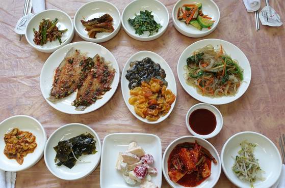 ‘수봉식당’의 해물탕정식(8000원) 12찬 상차림. 날마다 새로 준비한 반찬이 떨어지면 하루 영업을 마친다. 오전 11시에 시작해 대략 오후 1~2시가 되면 문을 닫는다.