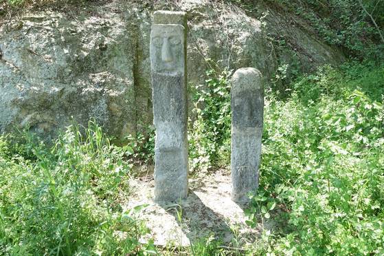 한려초등학교 영운분교장 교문 입구에 서 있는 돌장승 한 쌍은 세월을 제법 이겨낸 모습이다. 통영 시내에서 마을 쪽으로 들어가는 입구를 지키고 있다.