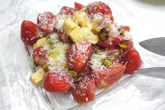 딸기·대저토마토 샐러드에는 깍뚝 썬 고다 치즈, 가루 낸 그라나파다노 치즈, 즉석에서 구운 피스타치오를 넣고 엑스트라 버진 올리브 기름을 쳤다.