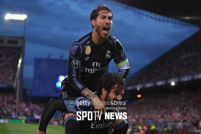 ▲ "야, 이발소 안 가면 혼난다" 득점 뒤 기뻐하는 라모스와 이스코(아래).