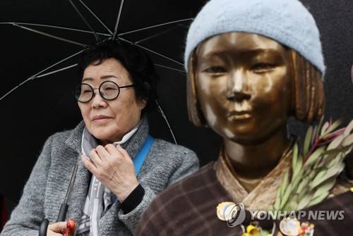 (서울=연합뉴스) 이지은 기자 = 5일 오후 서울 종로구 옛 일본대사관 앞에서 열린 일본군성노예제 문제해결을 위한 제 1277차 정기 수요시위에서 이용수 할머니가 소녀상 뒤에 우산을 쓴 채 앉아있다. 2017.4.5