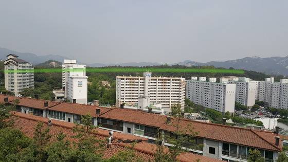 사진=제비집 명당이 귀한 작용을 일으키기 위해서는 묘 하단에 횡대가 있으면 안전하다. 좌청룡이 한일자 처럼 횃대의 기능을 하고 있다.