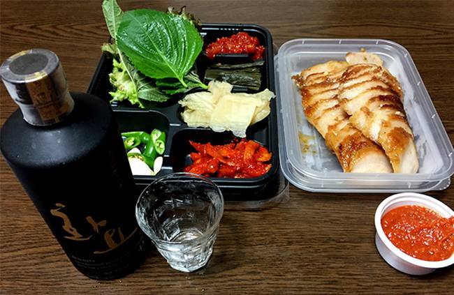 화요41은 거의 모든 음식에 곁들여 마실 수 있다. 맵고 짠 음식은 말할 것도 없고 도수가 높아 기름진 음식의 느끼함을 잘 잡아준다. 보쌈과 함께 마셨는데 역시 좋았다. /사진=취화선