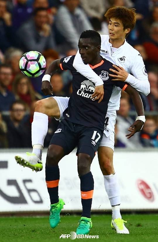 에버튼 이드리사 가나 게예(왼쪽)와 볼 경합을 벌이고 있는 기성용. /AFPBBNews=뉴스1